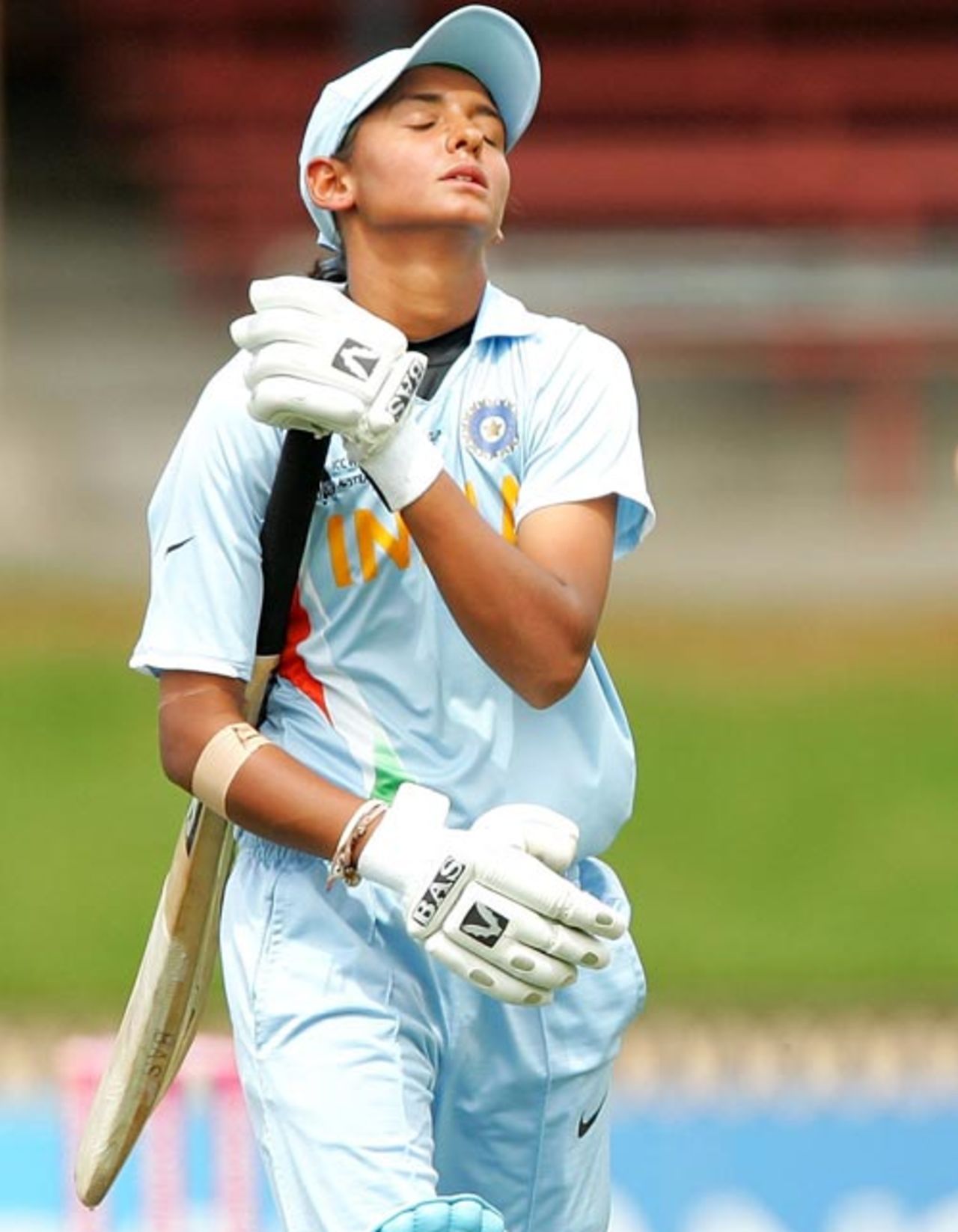 Harmanpreet Kaur trudges off after being dismissed for 8, England v India, Group B, women's World Cup, Sydney, March 10, 2009
