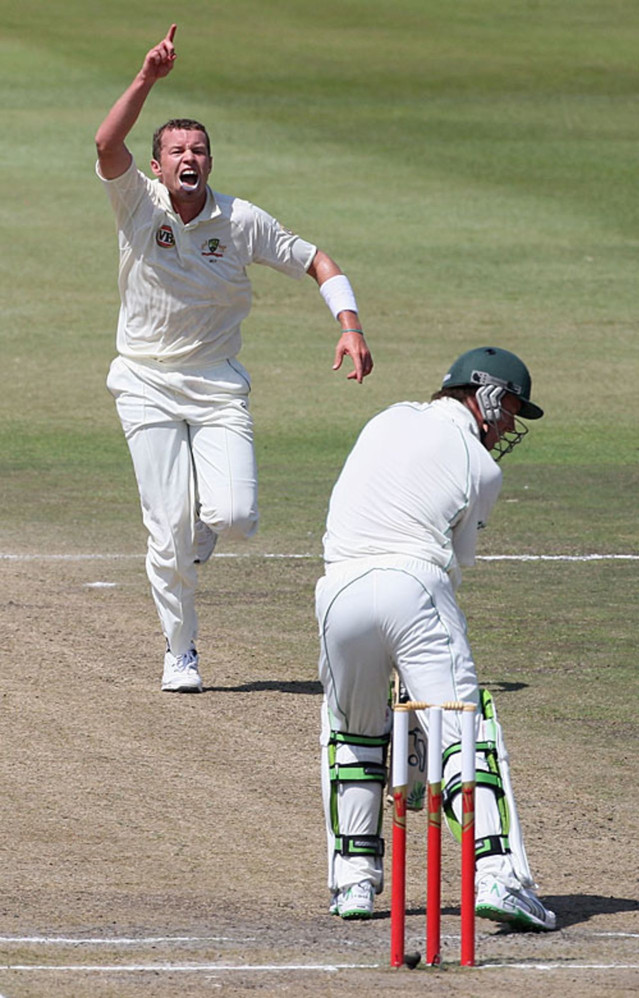 Peter Siddle gets AB de Villiers to edge to the keeper, South Africa v Australia, 2nd Test, Durban, 5th day, March 10, 2009