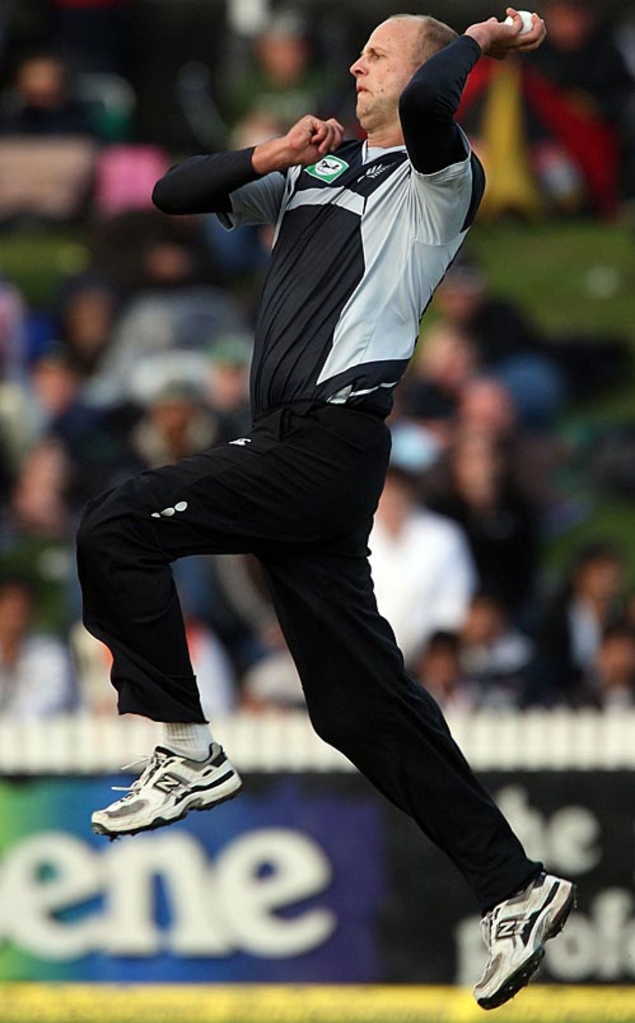 Ewen Thompson bowls on debut, New Zealand v India, 4th ODI, Hamilton, March 11, 2009