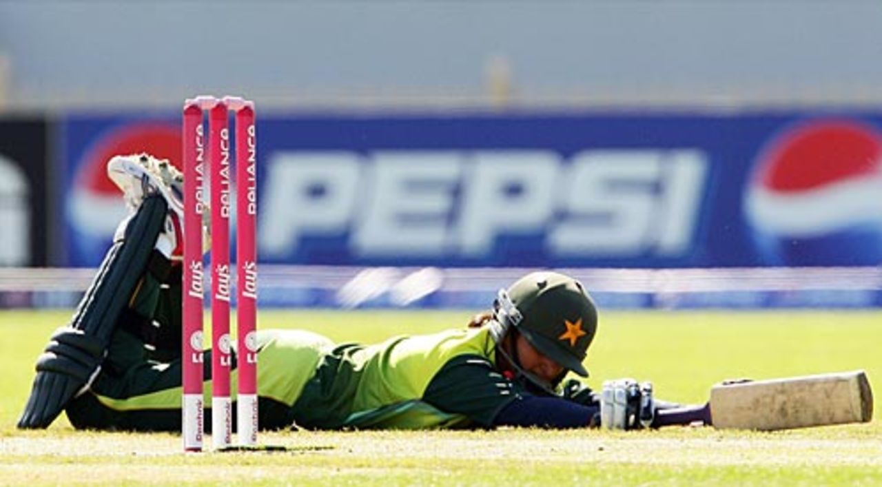 Bismah Maroof dives to make her ground, England v Pakistan, Group B, women's World Cup, Sydney, March 12, 2009