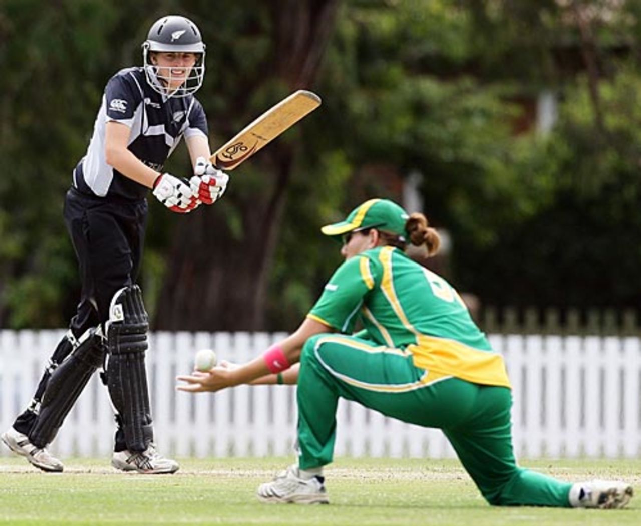 Amy Satterthwaite on her way to a half-century, New Zealand v South Africa, Group A, women's World Cup, Bradman Oval, Bowral, March 12, 2009
