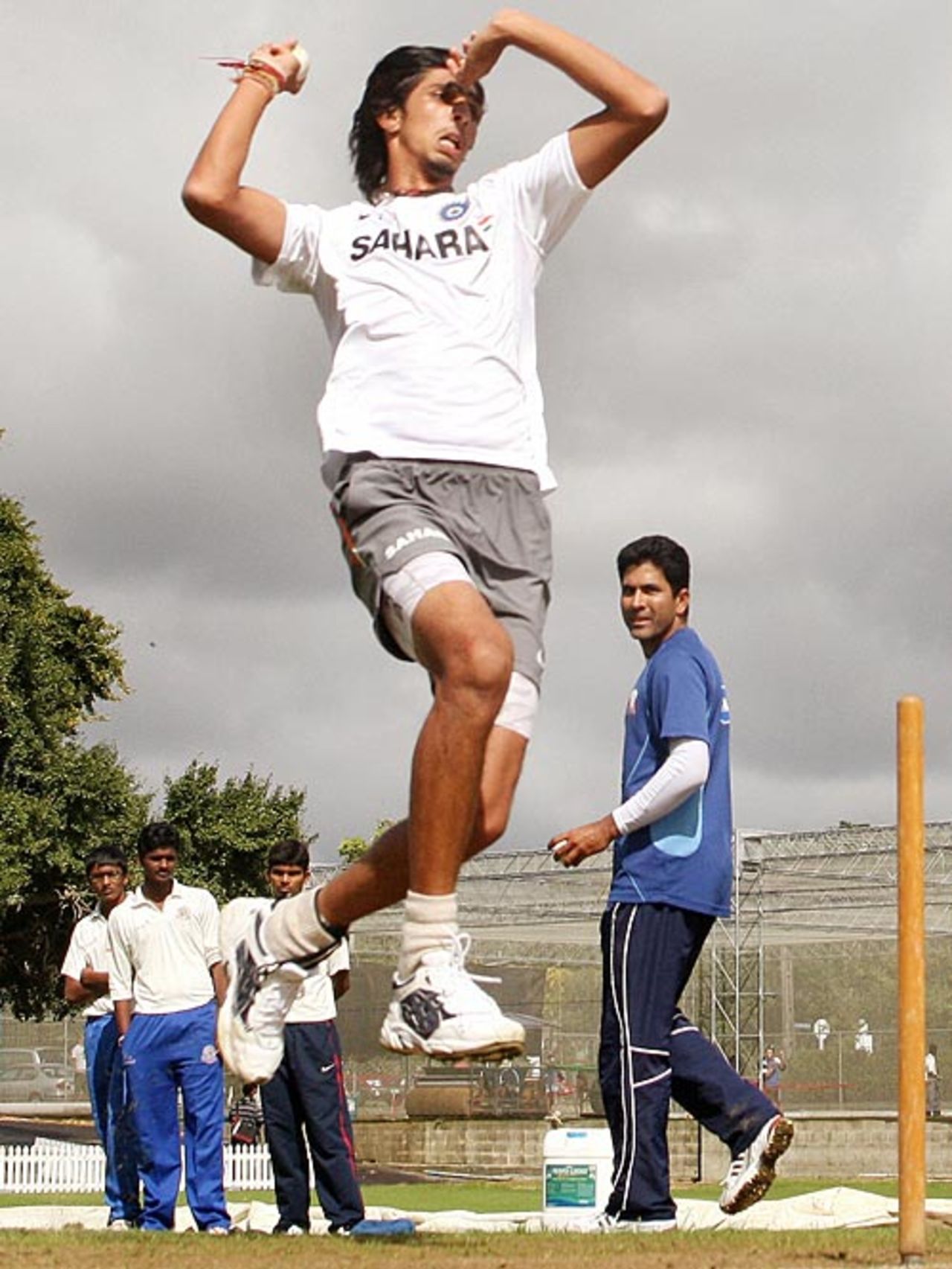 Ishant Sharma bowls in the nets, Auckland, March 13, 2009