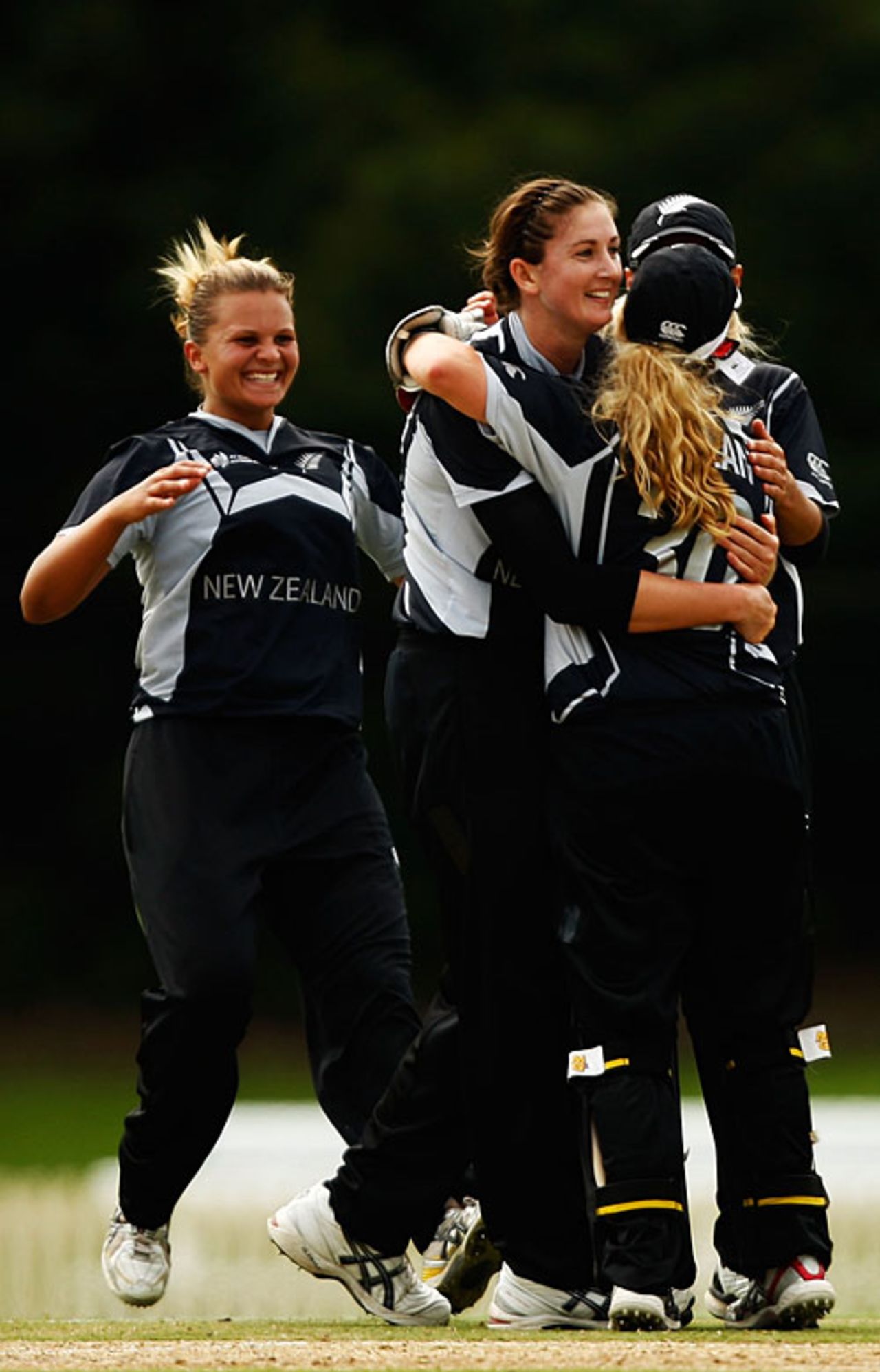 Nicola Browne is congratulated for dismissing Claire Taylor, England v New Zealand, Super Six, women's World Cup, Sydney, March 14, 2009