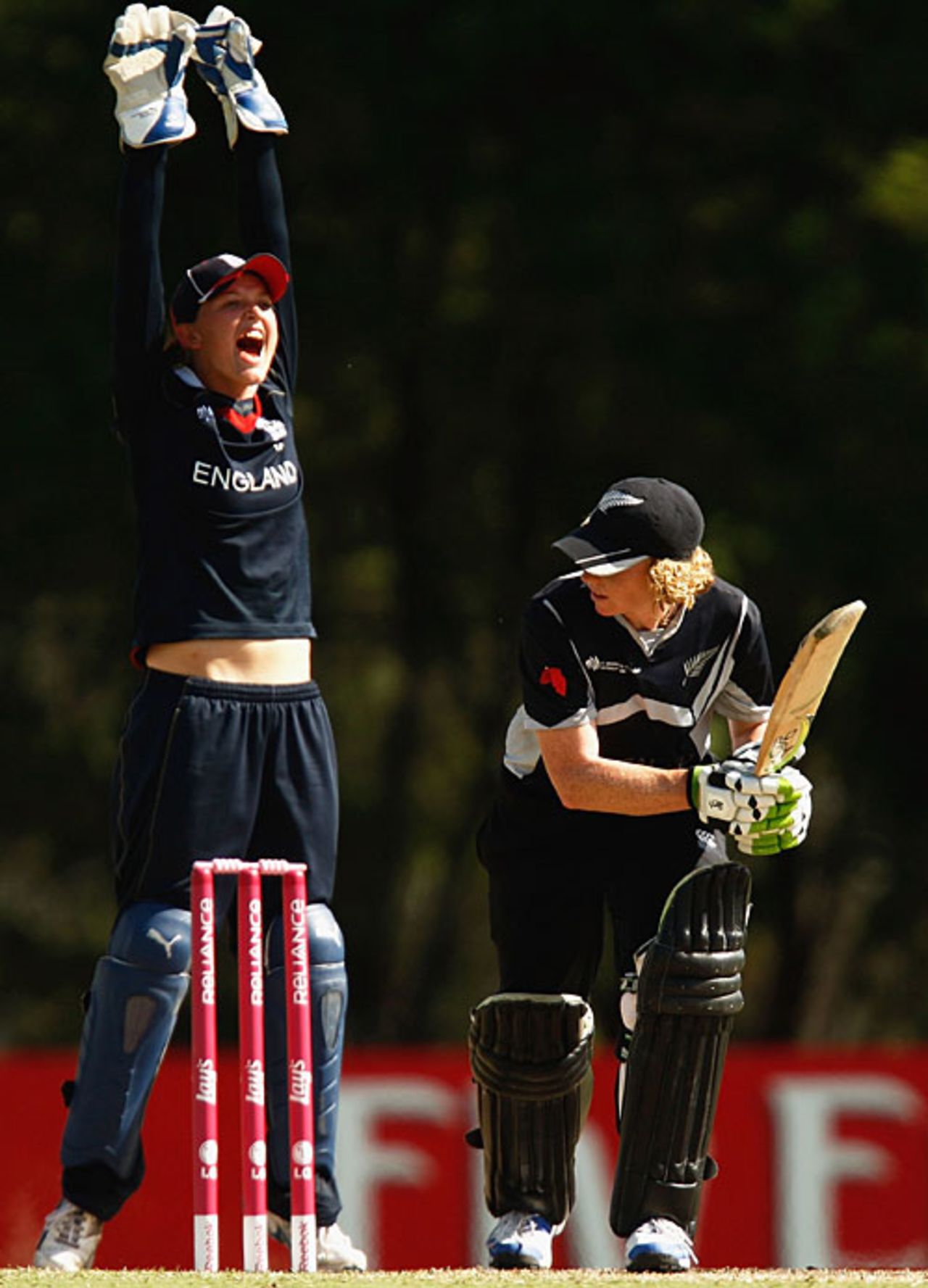 Haideen Tiffen looks back as Sarah Taylor appeals for her wicket, England v New Zealand, Super Six, women's World Cup, Sydney, March 14, 2009