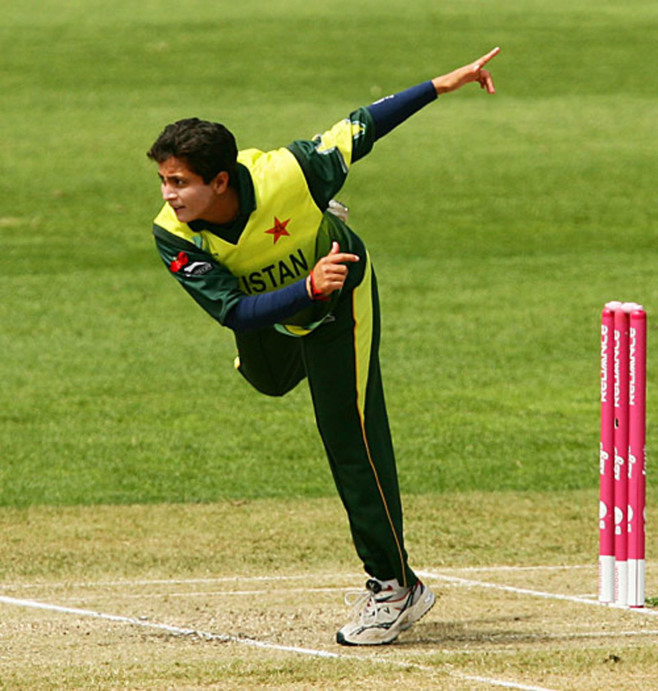 Sajjida Shah delivers the ball, England v Pakistan, Group B, women's World Cup, Sydney, March 12, 2009