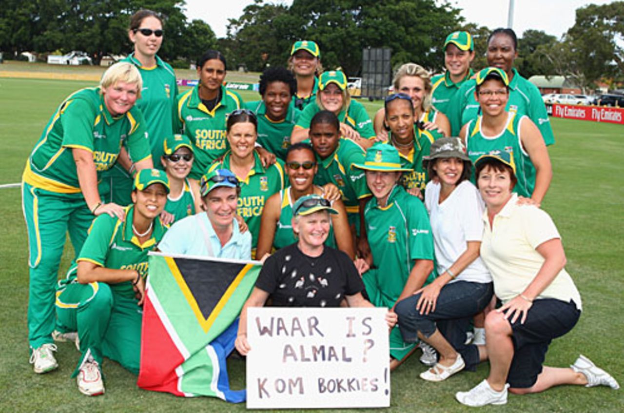 South African players pose with supporters, Australia v South Africa, Group A, women's World Cup, Newcastle, March 10, 2009