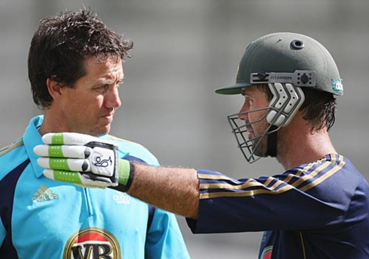 Ricky Ponting talks to Bryce McGain, Cape Town, March 16, 2009