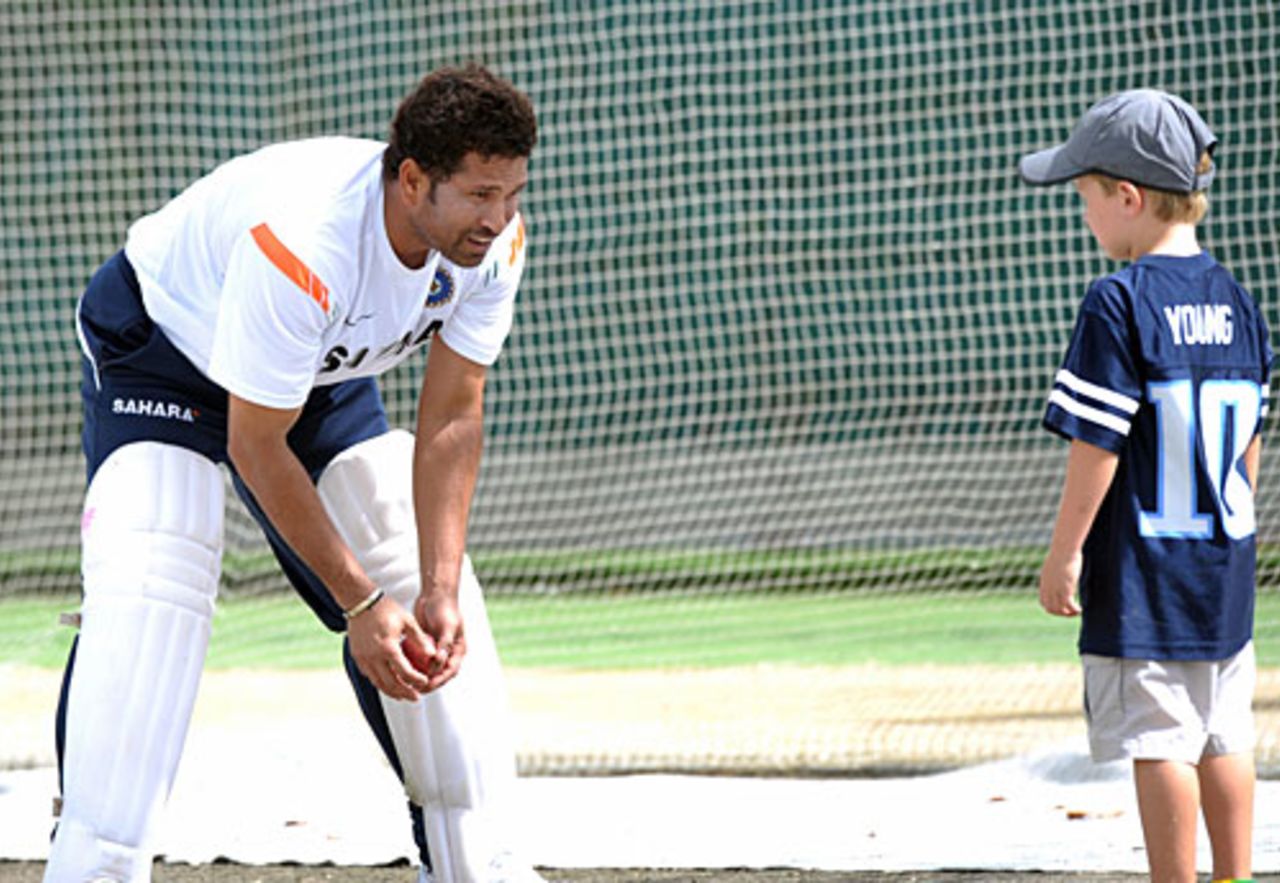 Sachin Tendulkar plays catch with Gary Kirsten's son Josh, Hamilton, March 17, 2009