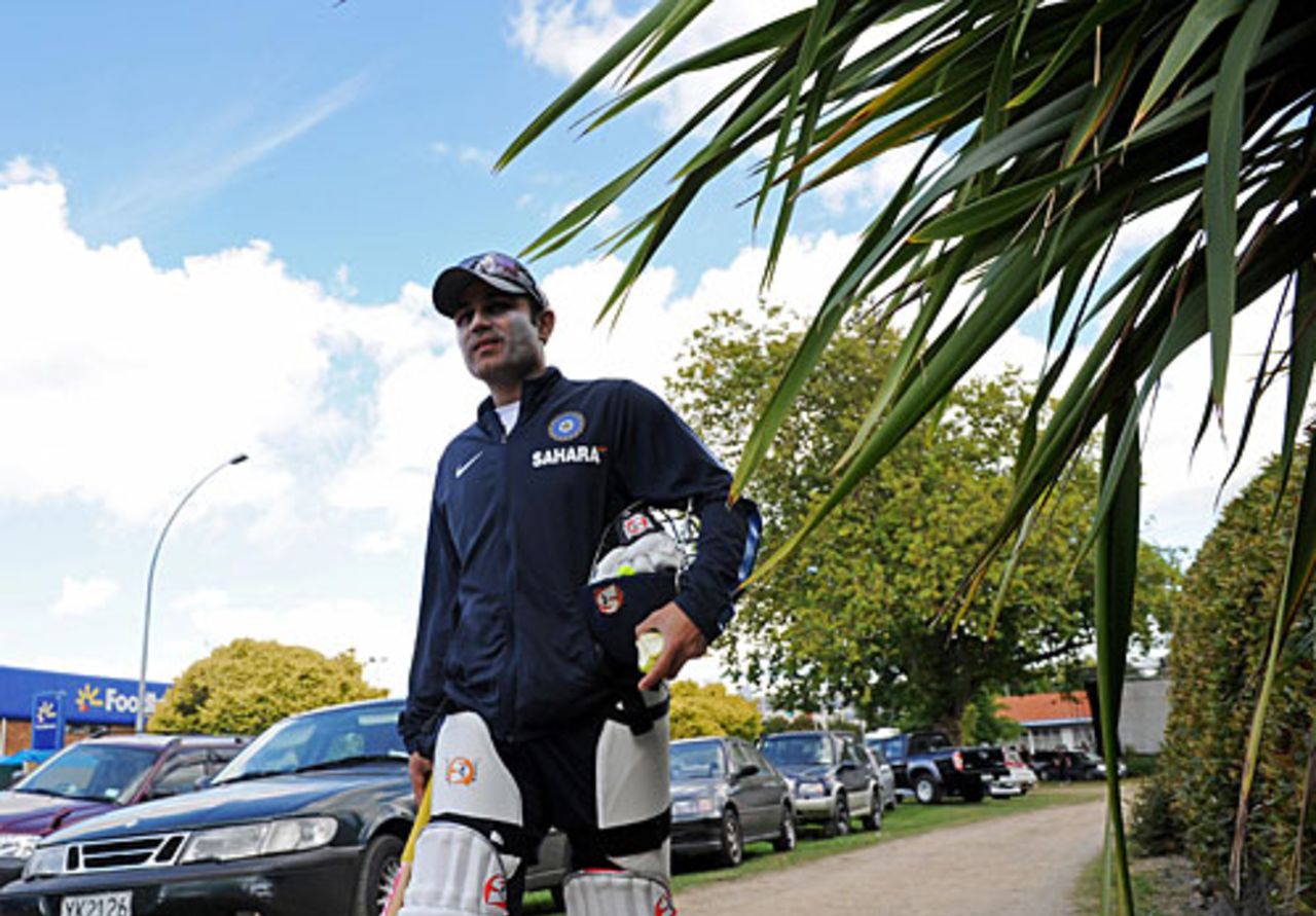 Virender Sehwag walks back after practice, Hamilton, March 17, 2009
