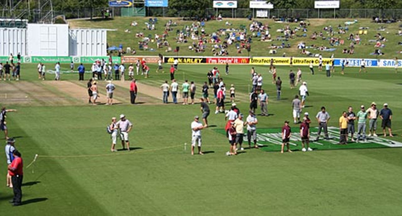 The crowd gather near the pitch during lunch, New Zealand v India, 1st Test, Hamilton, 1st day, March 18, 2009