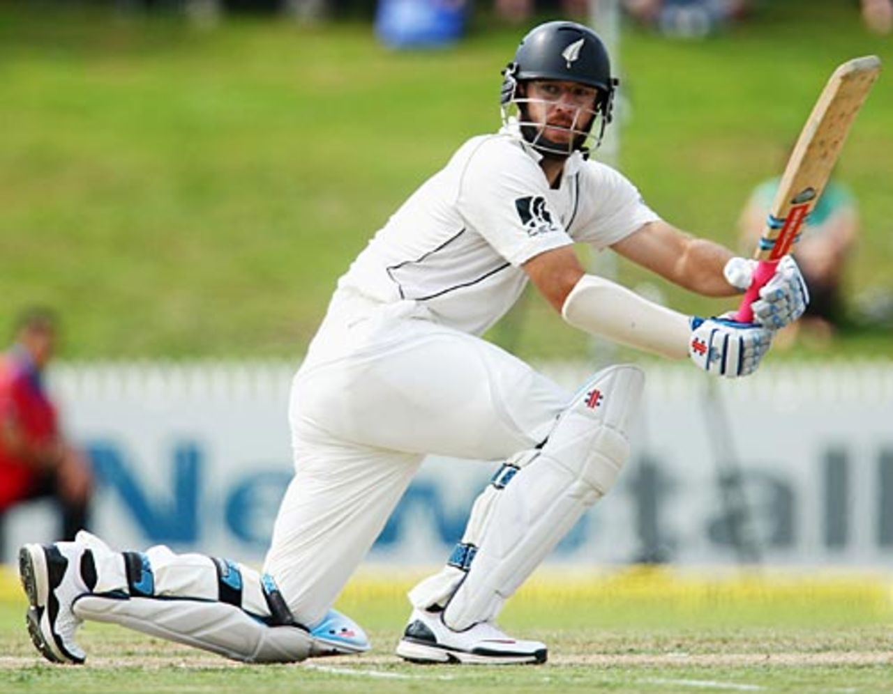 Daniel Vettori sweeps, New Zealand v India, 1st Test, Hamilton, 1st day, March 18, 2009