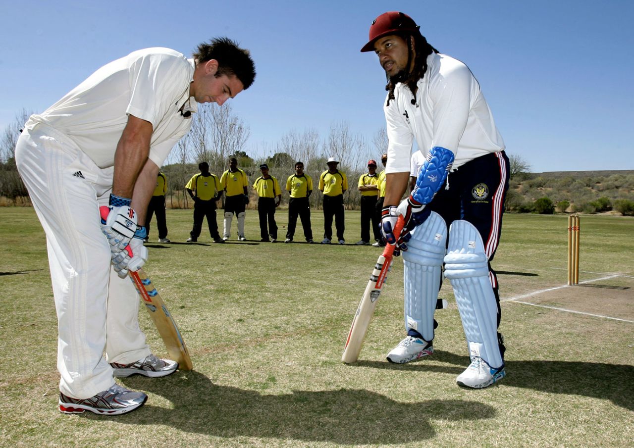 Shaun Marsh teaches Los Angeles Dodgers' Manny Ramirez batting technique, Phoenix, Arizona, March 19, 2009