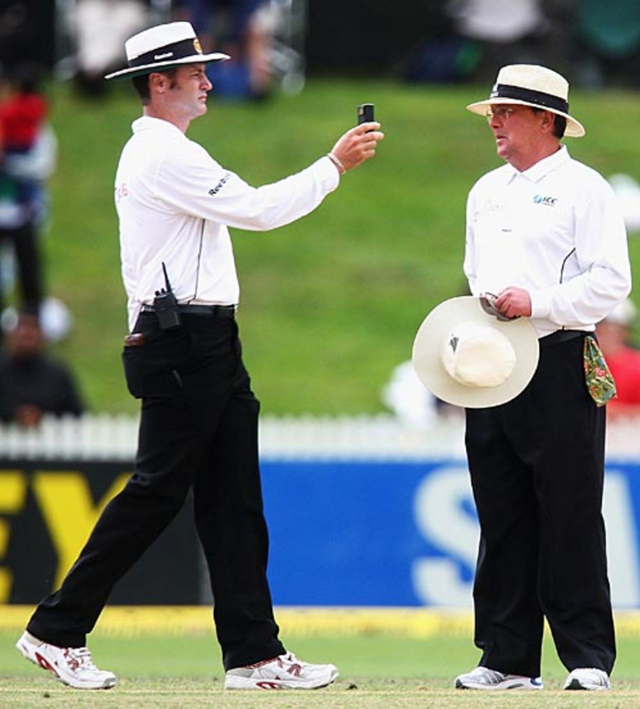 Simon Taufel and Ian Gould check the light, New Zealand v India, 1st Test, Hamilton, 2nd day, March 19, 2009