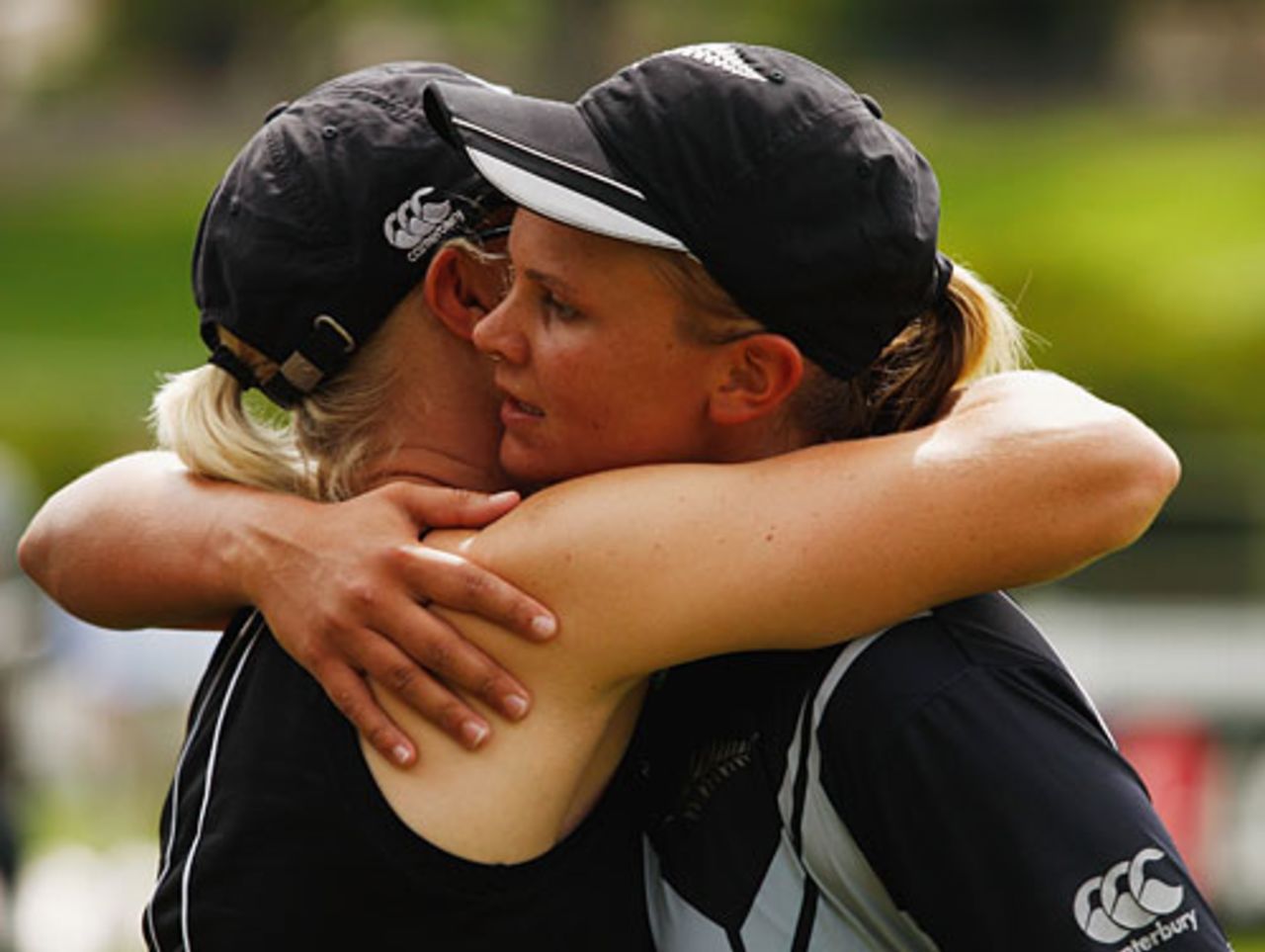 Suzie Bates embraces a team-mate after scoring 168, New Zealand v Pakistan, women's World Cup, Super Six, Drummoyne Oval, Sydney, March 19, 2009