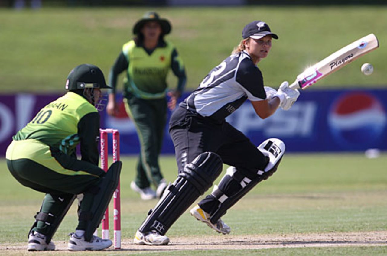 Suzie Bates plays the cut shot, New Zealand v Pakistan, women's World Cup, Super Six, Drummoyne Oval, Sydney, March 19, 2009