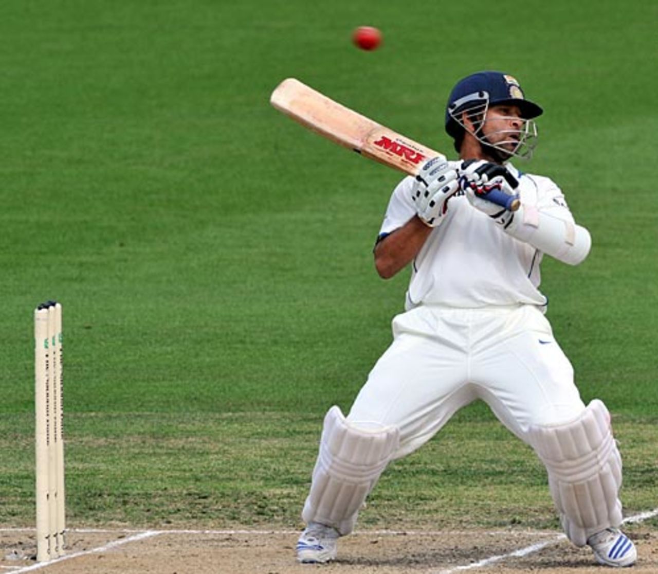Sachin Tendulkar lets a short ball pass, New Zealand v India, 1st Test, Hamilton, 3rd day, March 20, 2009