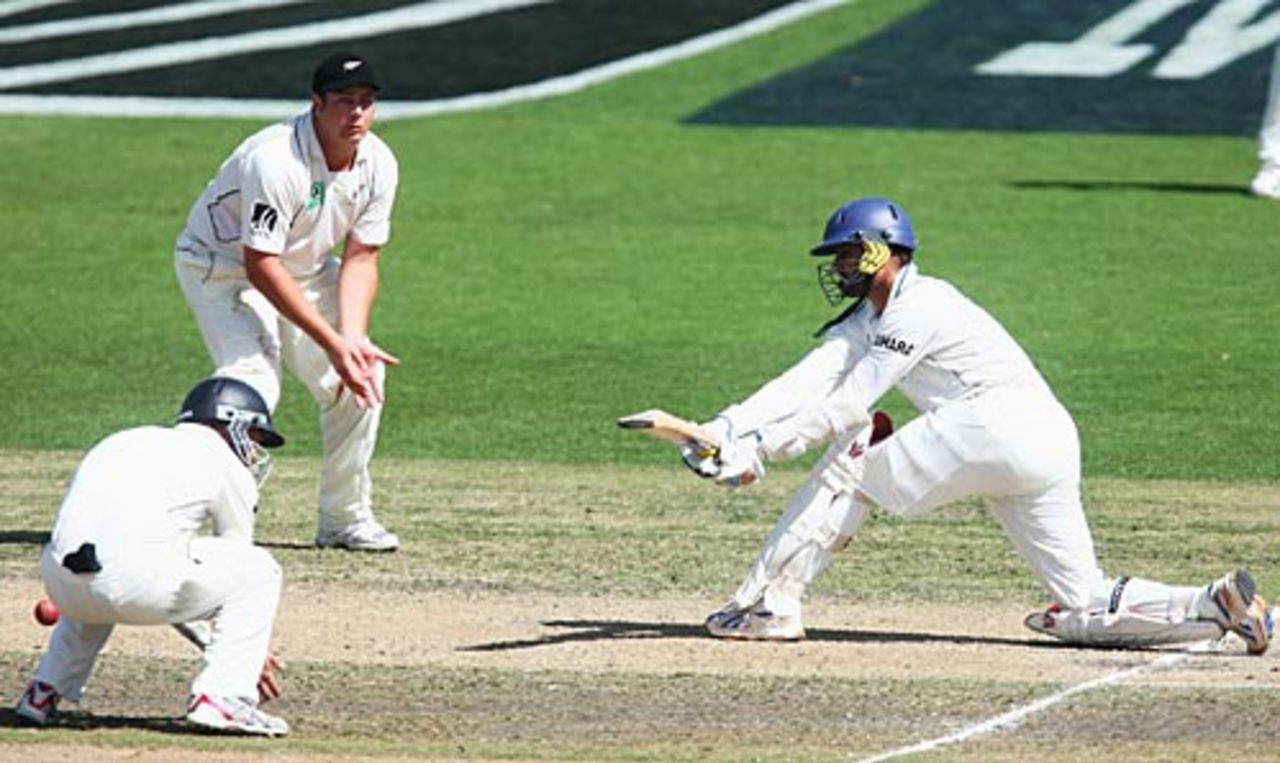 Harbhajan Singh sweeps, New Zealand v India, 1st Test, Hamilton, 3rd day, March 20, 2009