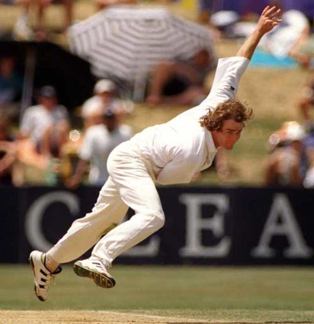 Dion Nash bowls, New Zealand v India, third Test, Hamilton, 4 January 1999