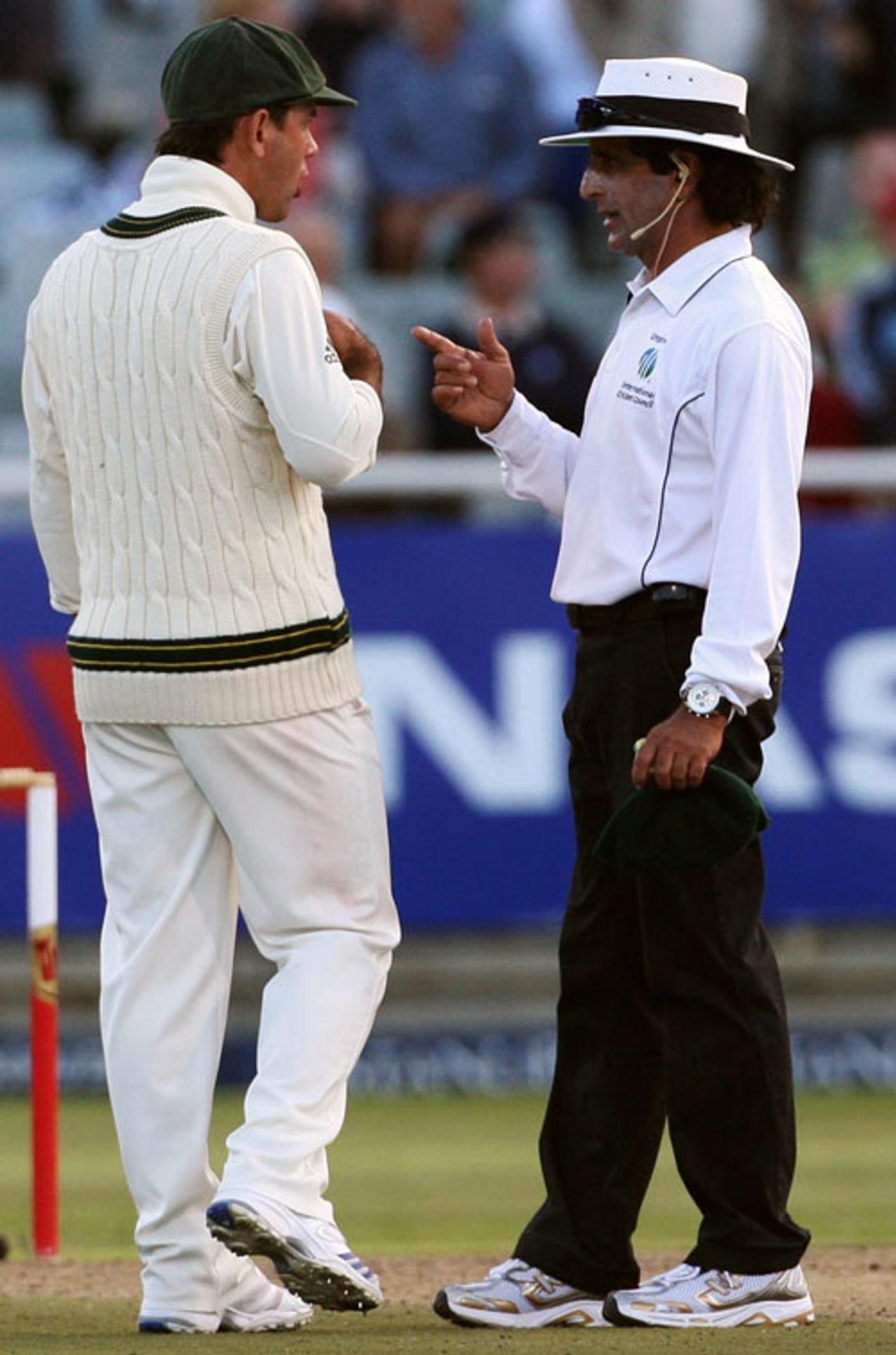 Ricky Ponting exchanges words with Asad Rauf, South Africa v Australia, 3rd Test, 2nd day, Cape Town, March 20, 2009