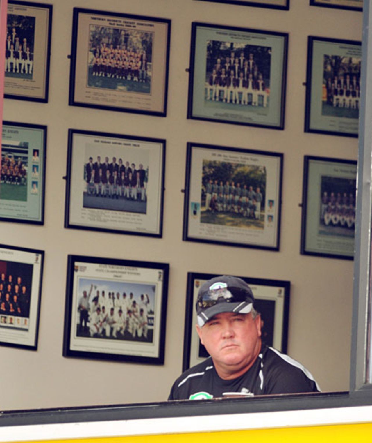 Andy Moles watches his side's collapse, New Zealand v India, 1st Test, Hamilton, 4th day, March 21, 2009
