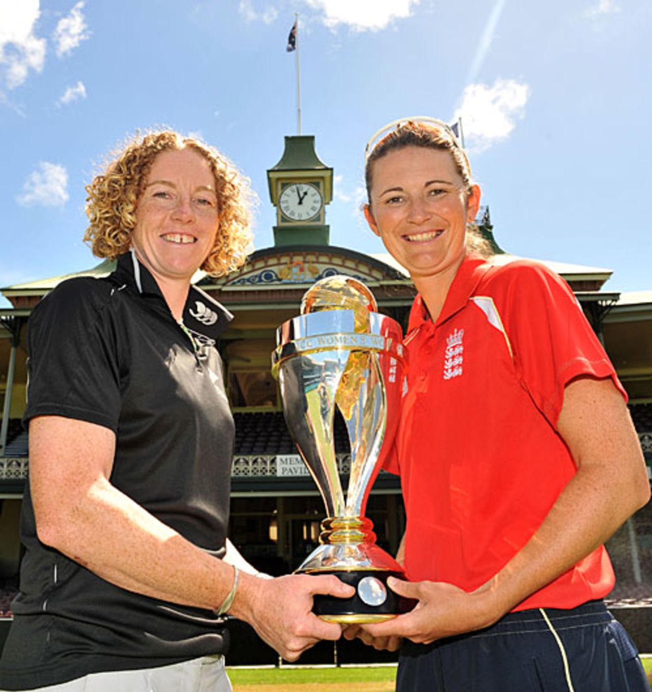 Haidee Tiffen and Charlotte Edwards with the World Cup trophy, SCG, March 21, 2009
