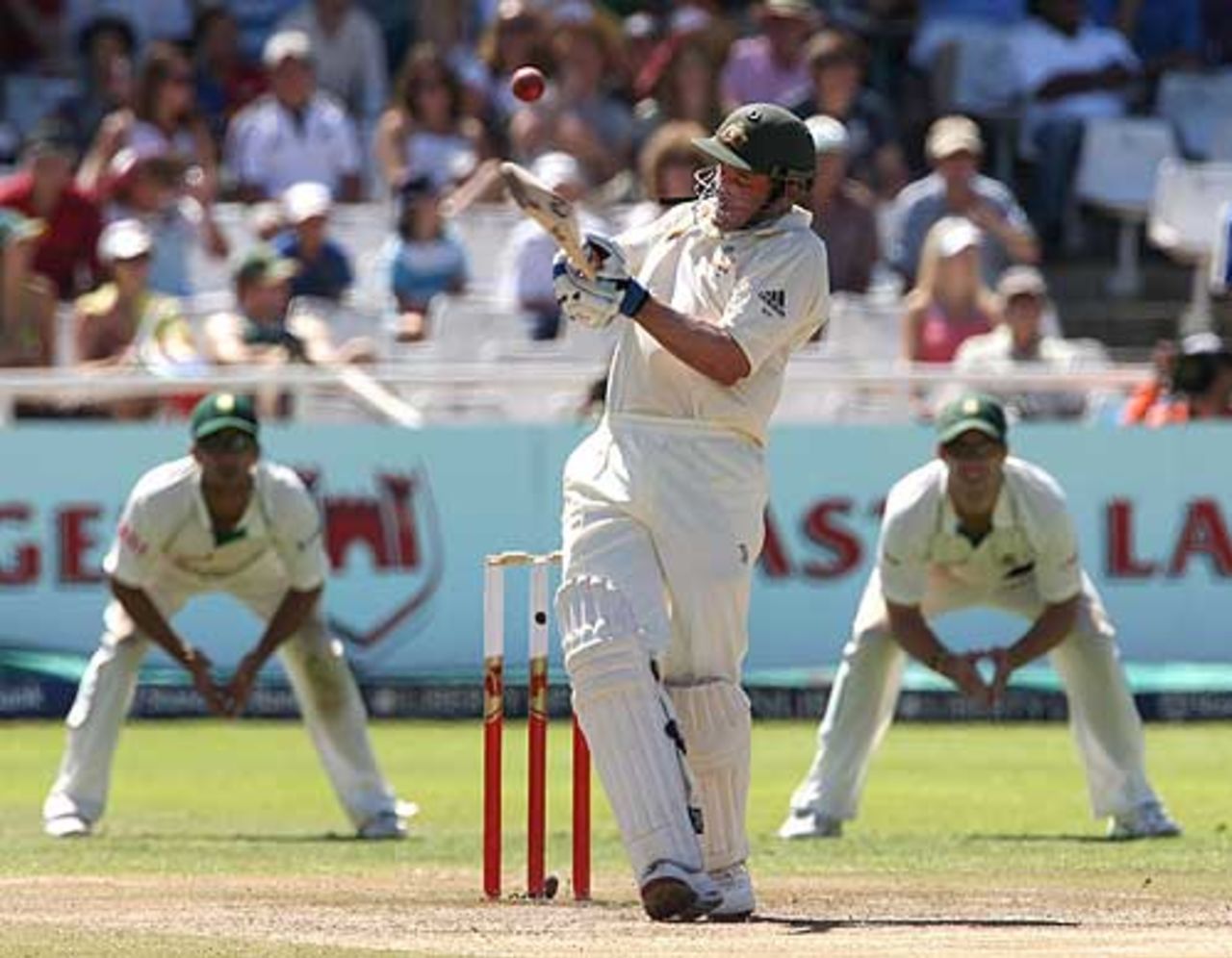 Michael Hussey shuts his eyes and pulls, South Africa v Australia, 3rd Test, 4th day, Cape Town, March 22, 2009