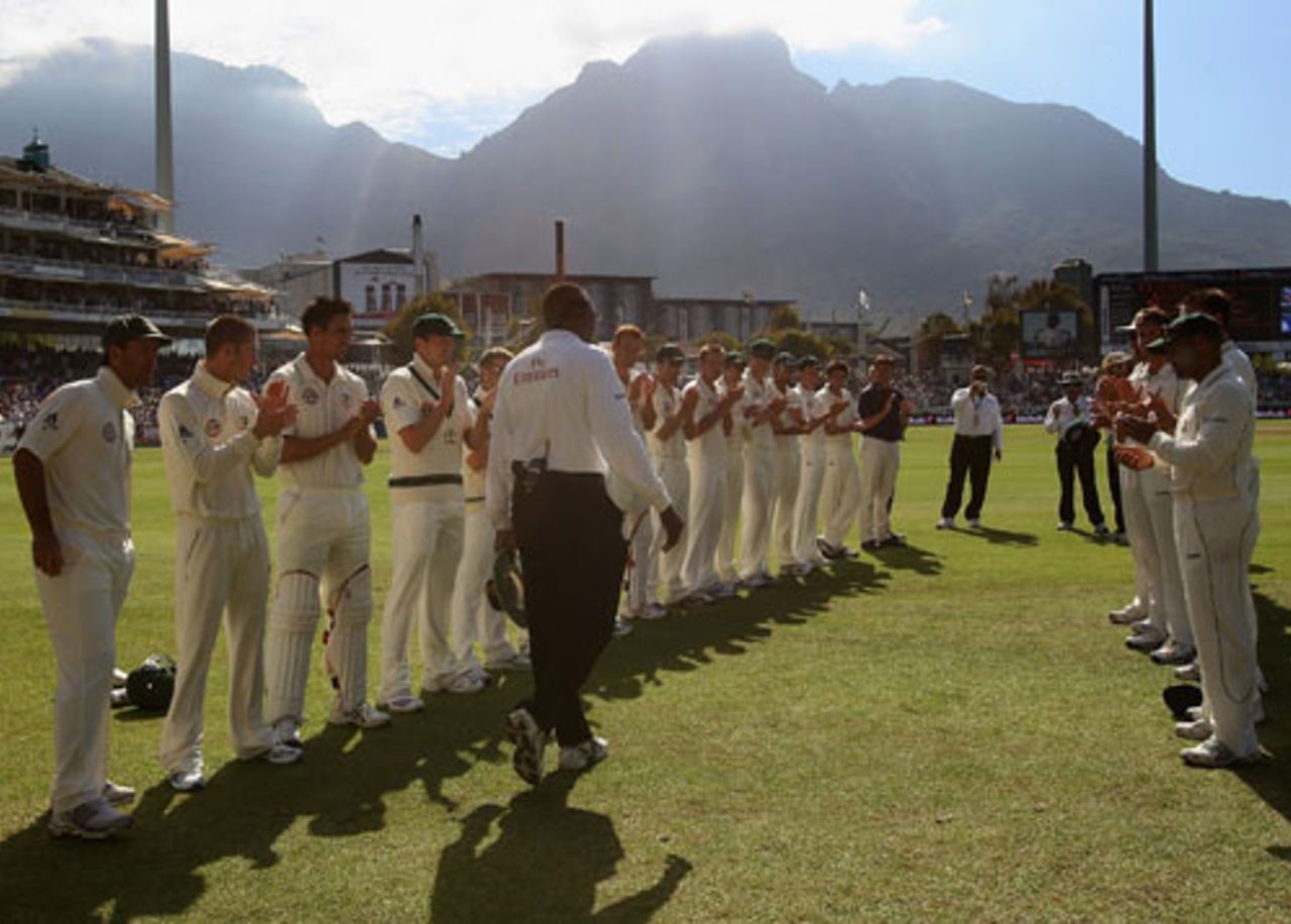 A guard of honour for Steve Bucknor in his final Test, South Africa v Australia, 3rd Test, 4th day, Cape Town, March 22, 2009
