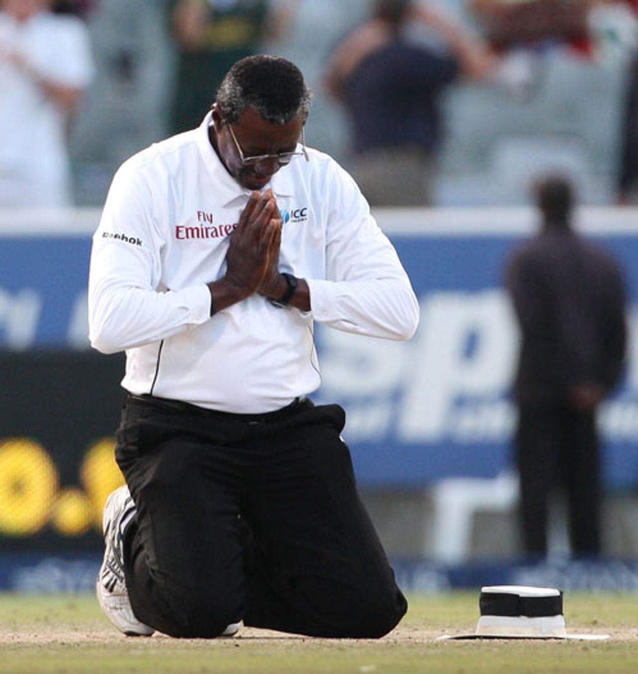 Steve Bucknor prays on the pitch during his final Test, South Africa v Australia, 3rd Test, 4th day, Cape Town, March 22, 2009