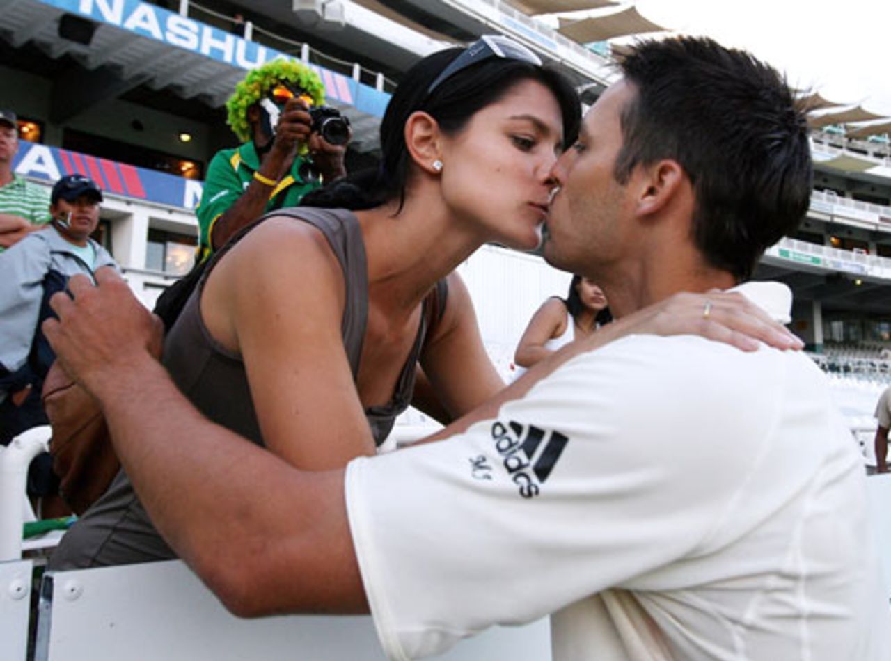 Man of the Series Mitchell Johnson gets a kiss from his girlfriend Jessica Bratich, South Africa v Australia, 3rd Test, 4th day, Cape Town, March 22, 2009