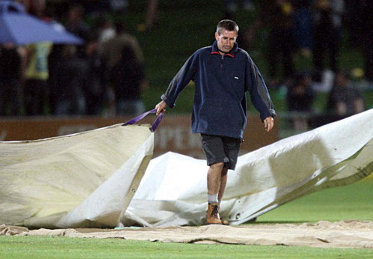The covers come on at McLean Park, New Zealand v West Indies, 5th ODI, Napier, January 13, 2009