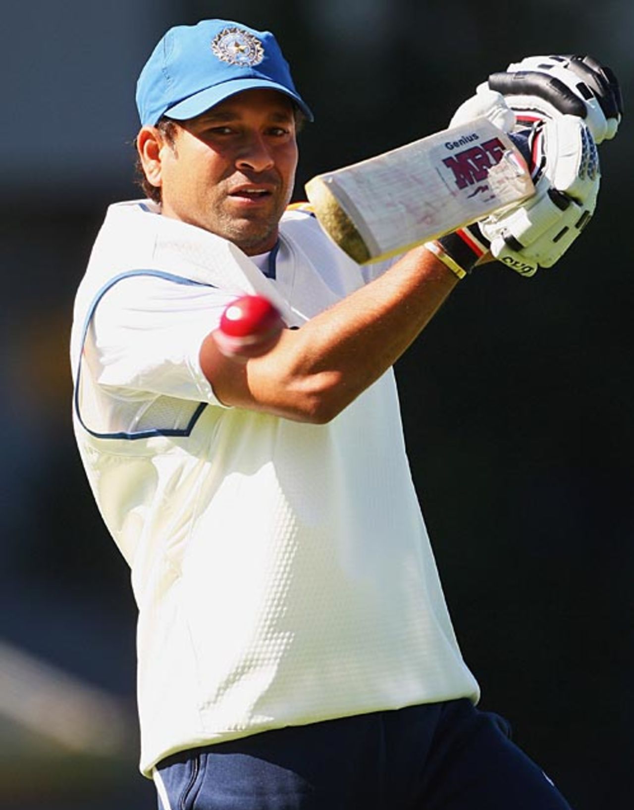Sachin Tendulkar gives catching practice, Auckland, March 24, 2009