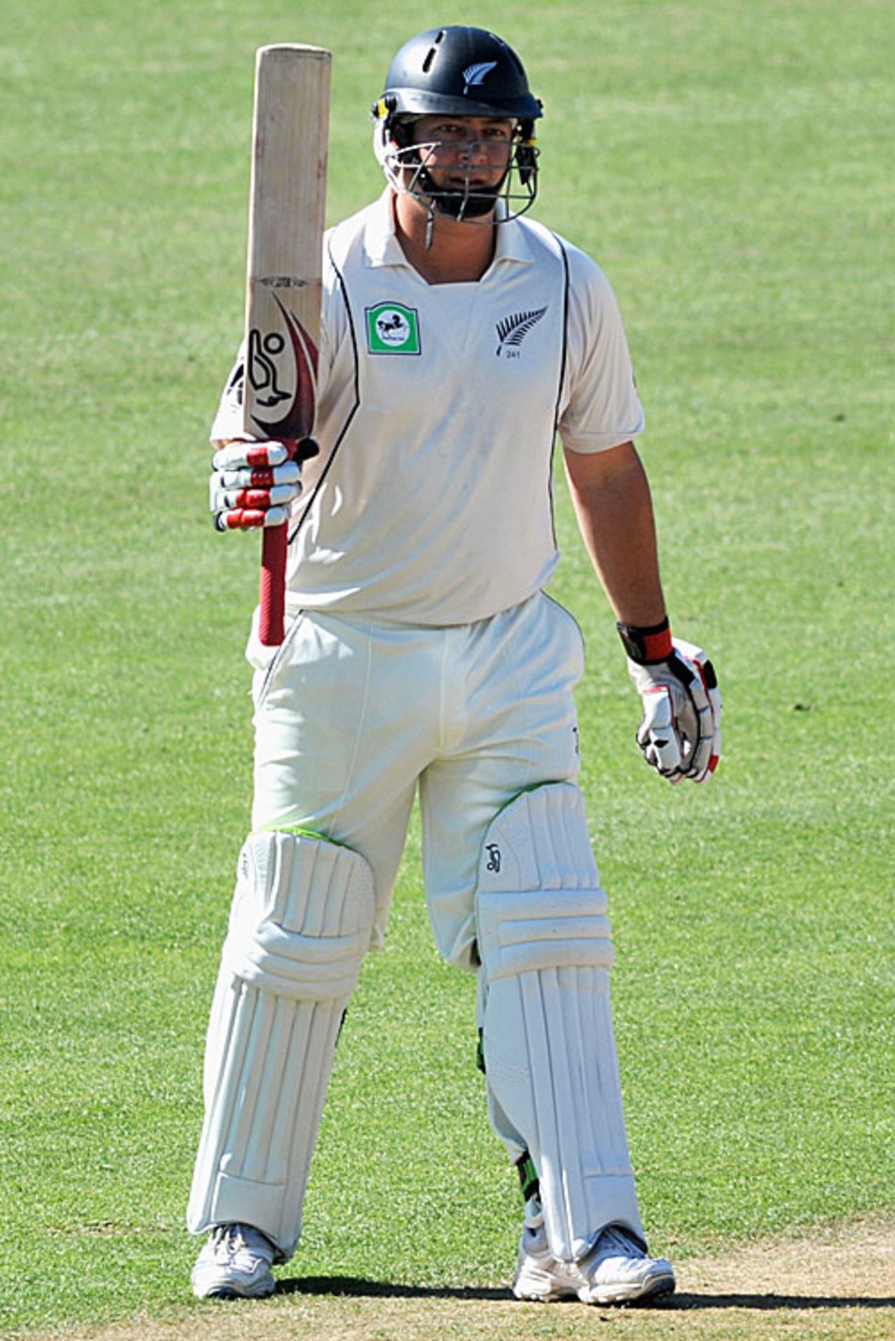 Jesse Ryder acknowledges the applause after passing 150, New Zealand v India, 2nd Test, Napier, 2nd day, March 27, 2009