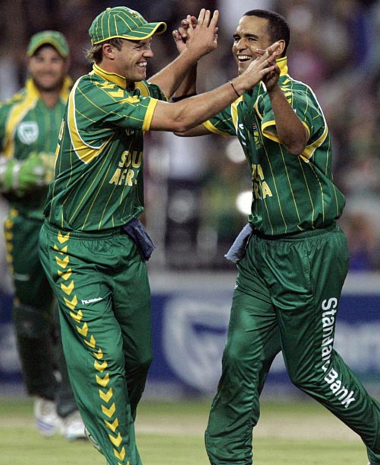 Robin Peterson is congratulated by AB de Villiers on removing Brad Haddin, South Africa v Australia, 1st Twenty20 international, Johannesburg, March 27, 2009