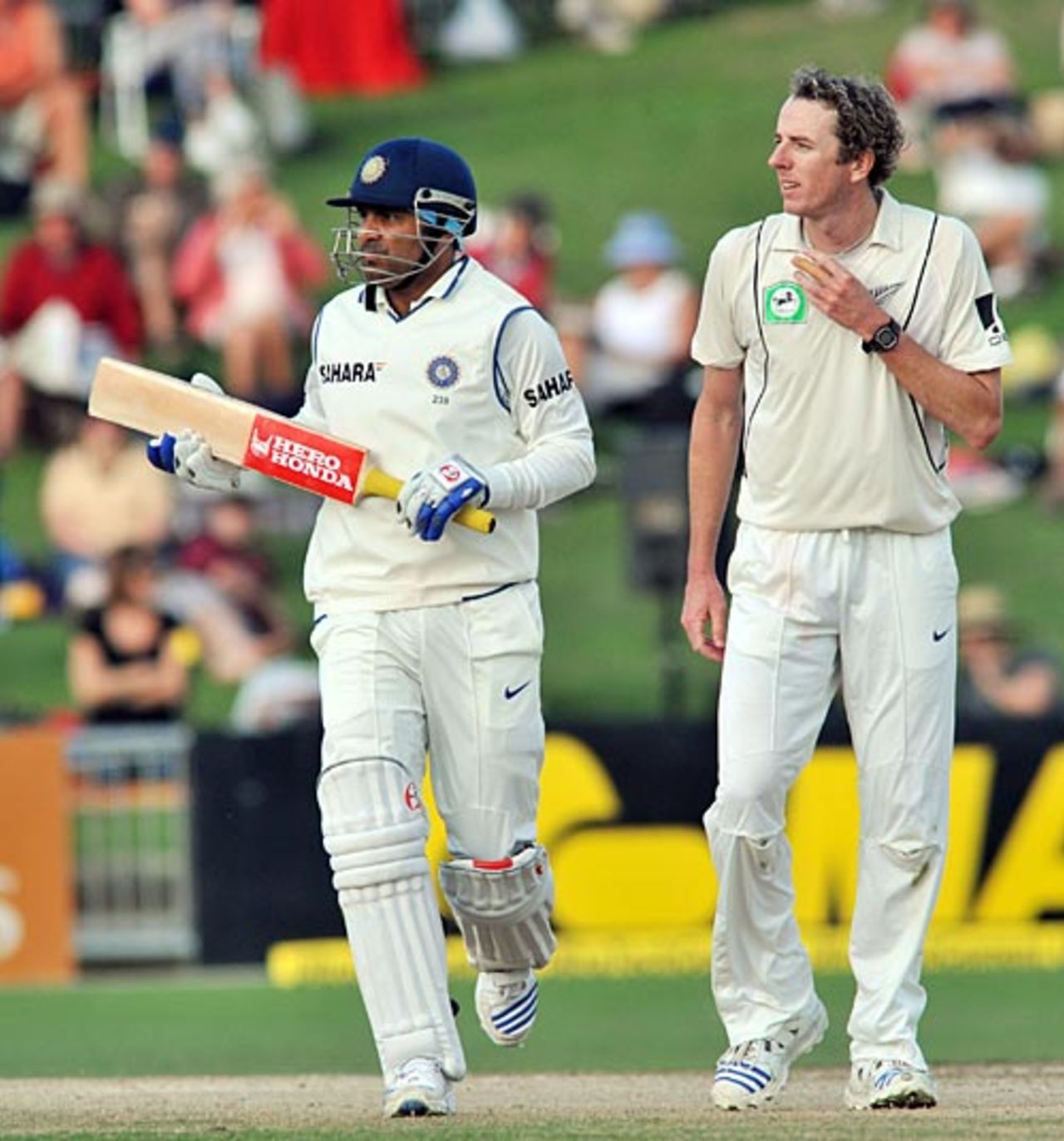 Virender Sehwag steals a single as Iain O'Brien looks on, New Zealand v India, 2nd Test, Napier, 3rd day, March 28, 2009