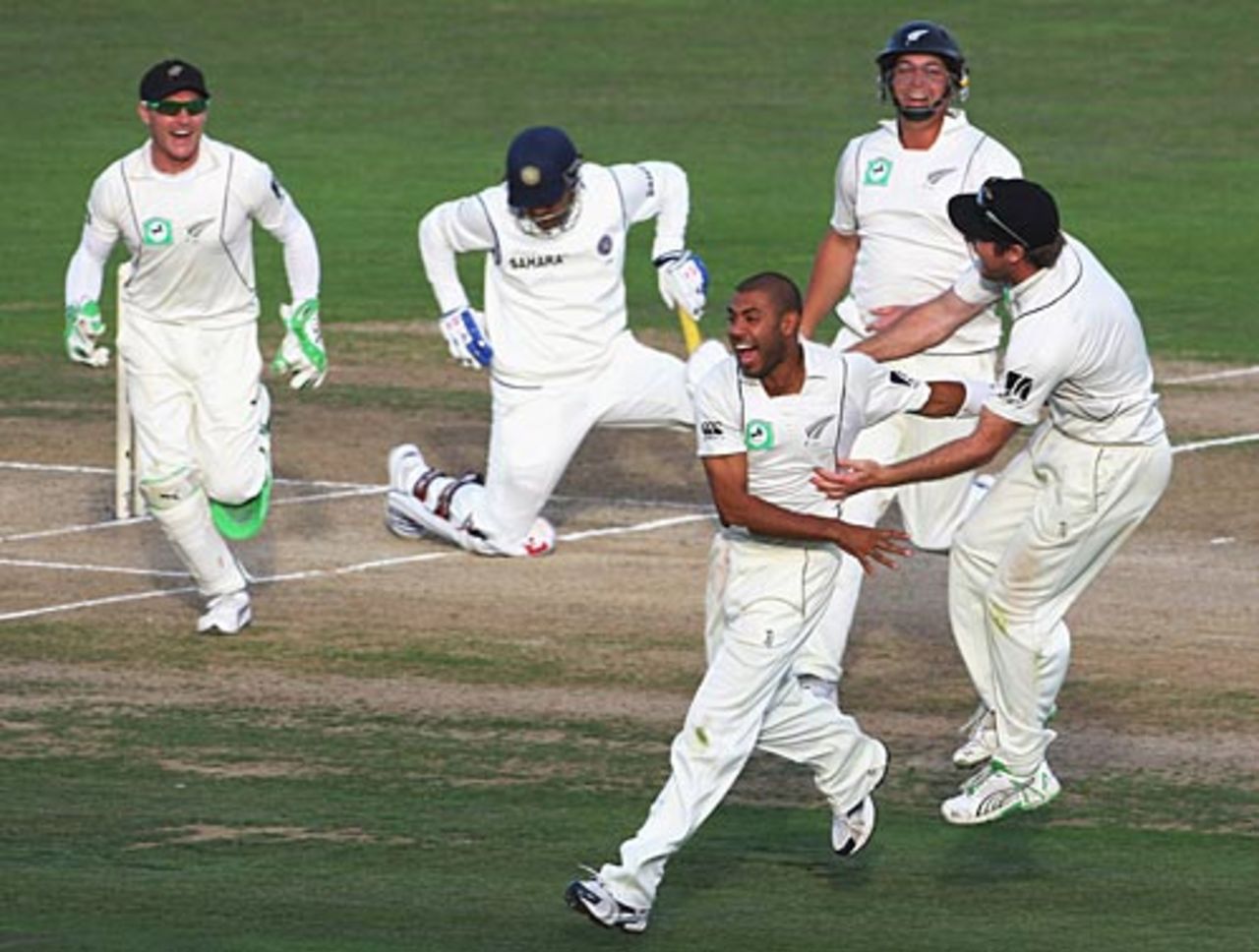Team-mates rush in to congratulate Jeetan Patel on picking up Virender Sehwag's wicket, New Zealand v India, 2nd Test, Napier, 3rd day, March 28, 2009