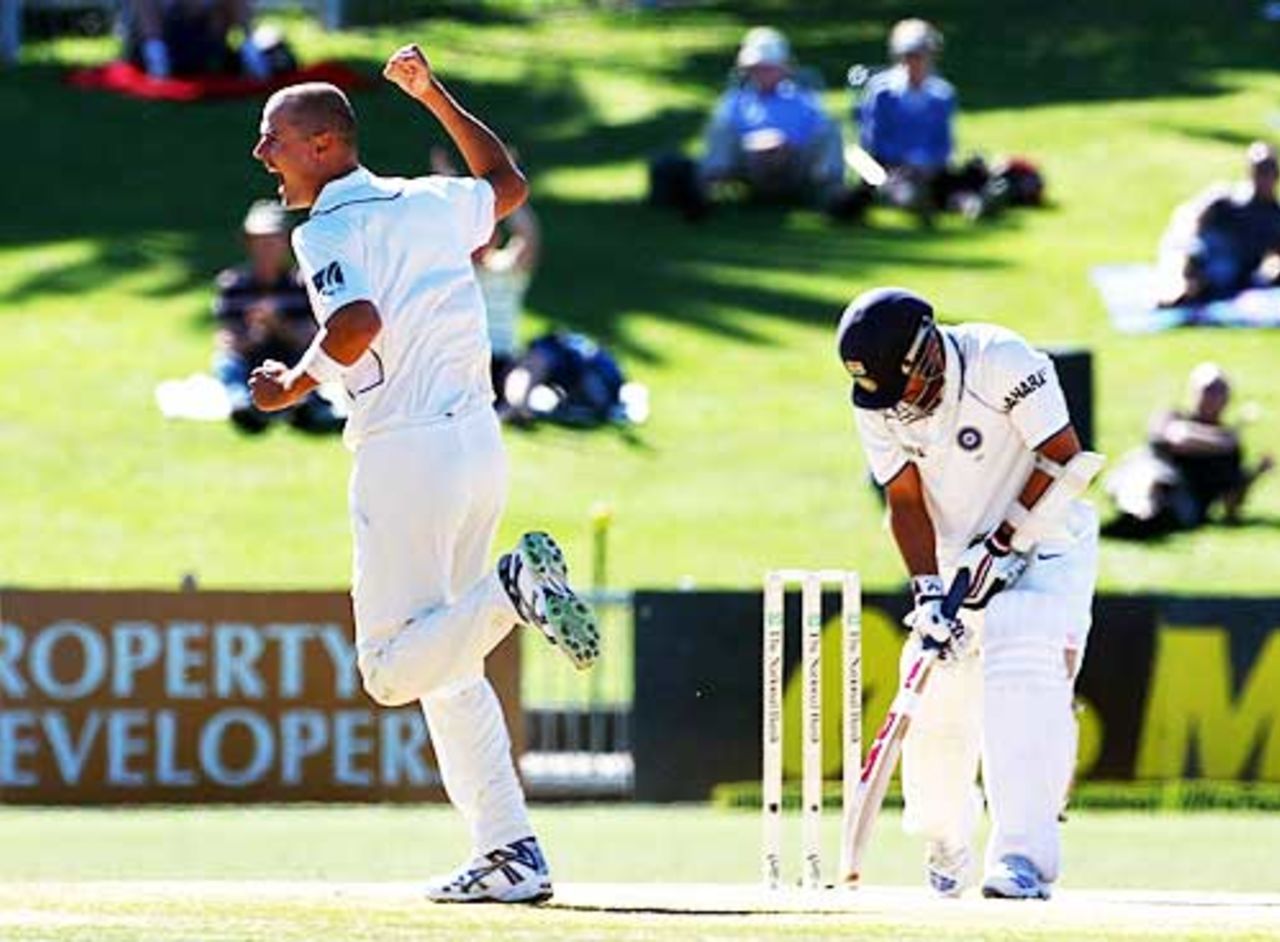 Sachin Tendulkar falls to Chris Martin early on day five, New Zealand v India, 2nd Test, Napier, 5th day, March 30, 2009