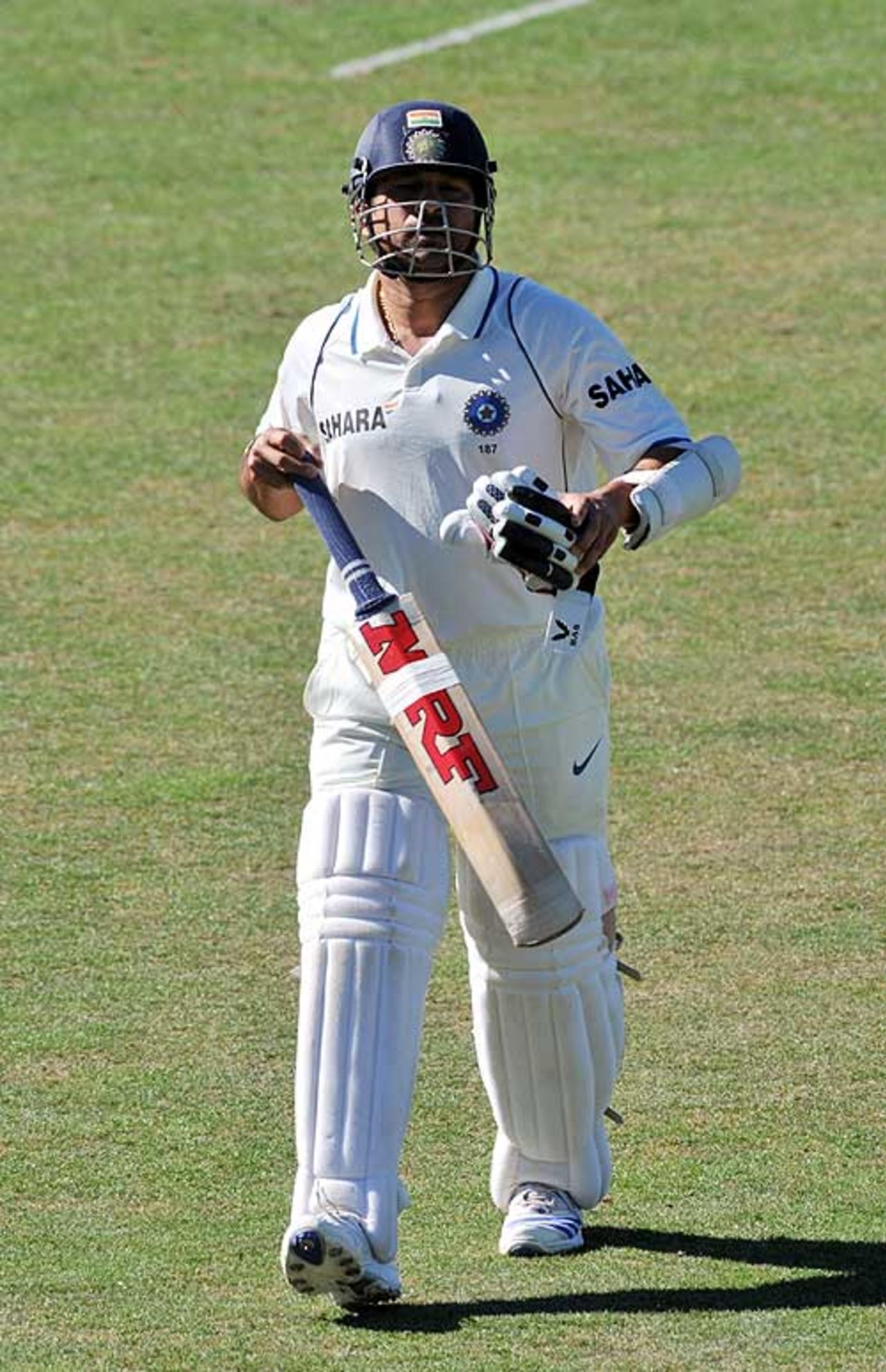 Sachin Tendulkar walks off after scoring 64, New Zealand v India, 2nd Test, Napier, 5th day, March 30, 2009