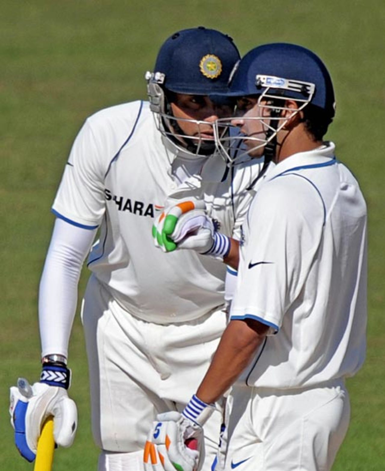 VVS Laxman has a chat with Gautam Gambhir, New Zealand v India, 2nd Test, Napier, 5th day, March 30, 2009