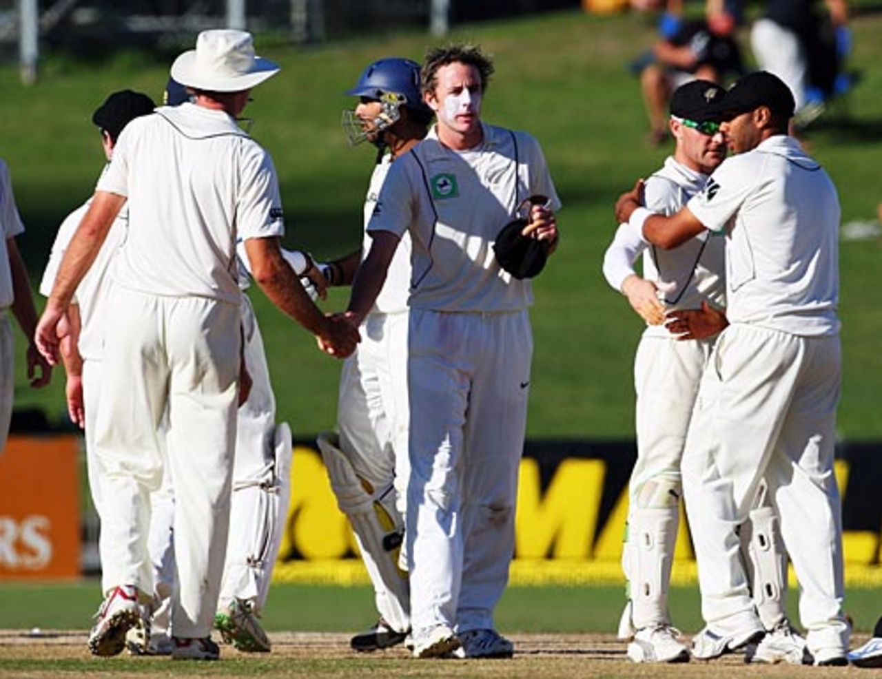 The New Zealand players shake hands after the match, New Zealand v India, 2nd Test, Napier, 5th day, March 30, 2009
