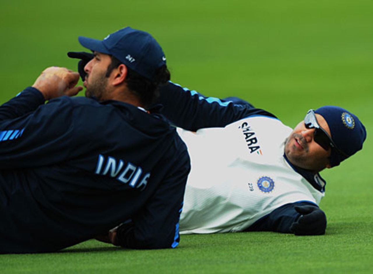 Virender Sehwag and Yuvraj Singh warm up, Wellington, April 1, 2009