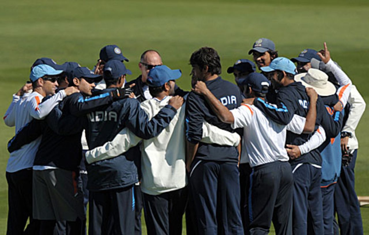 The Indians gather for a huddle, Wellington, April 2, 2009