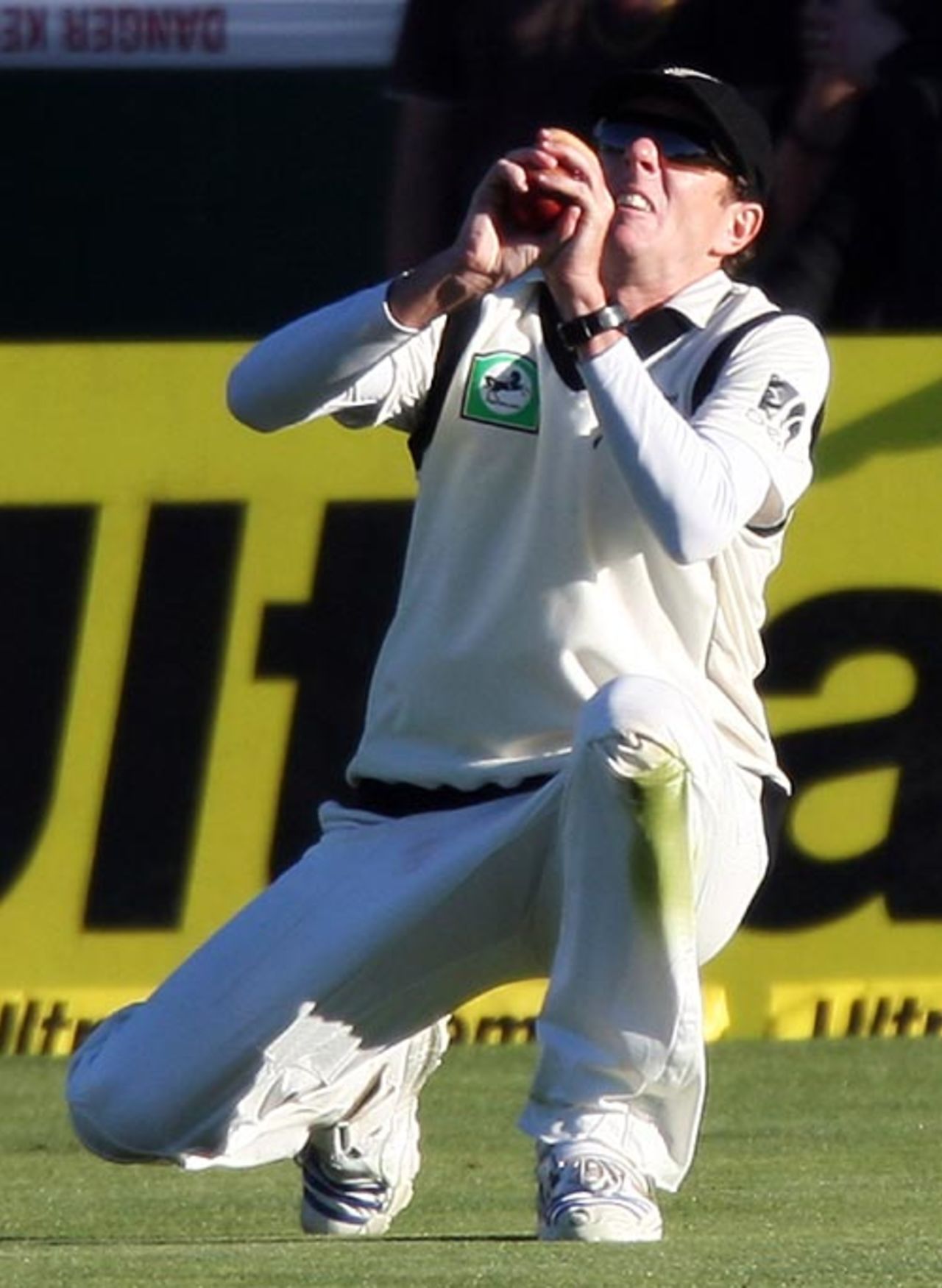 Iain O'Brien catches MS Dhoni, New Zealand v India, 3rd Test, Wellington, 1st day, April 3, 2009