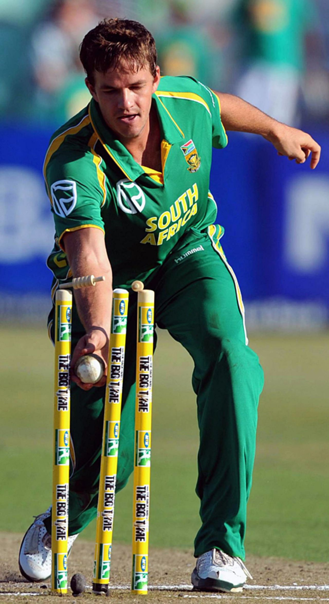 Albie Morkel runs out David Hussey, South Africa v Australia, 1st ODI, Durban, April 3, 2009