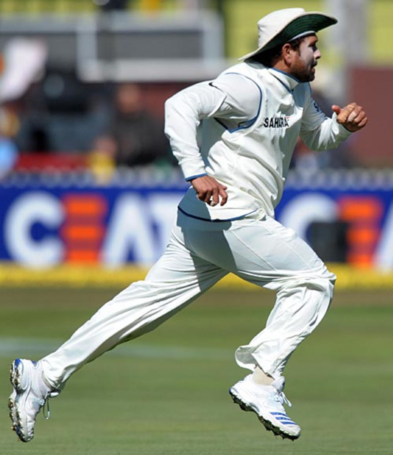 Sachin Tendulkar chases the ball, New Zealand v India, 3rd Test, Wellington, 2nd day, April 4, 2009