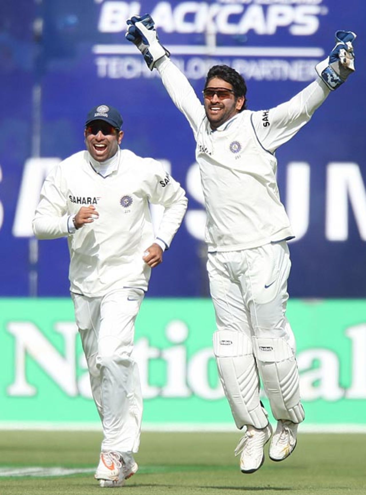 MS Dhoni celebrates Jesse Ryder's wicket, New Zealand v India, 3rd Test, Wellington, 2nd day, April 4, 2009