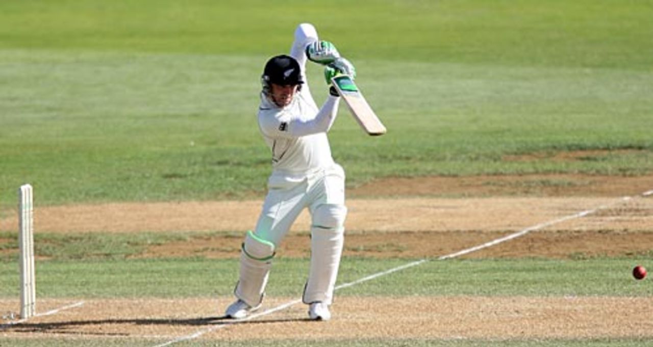 Brendon McCullum drives, New Zealand v India, 3rd Test, Wellington, 2nd day, April 4, 2009