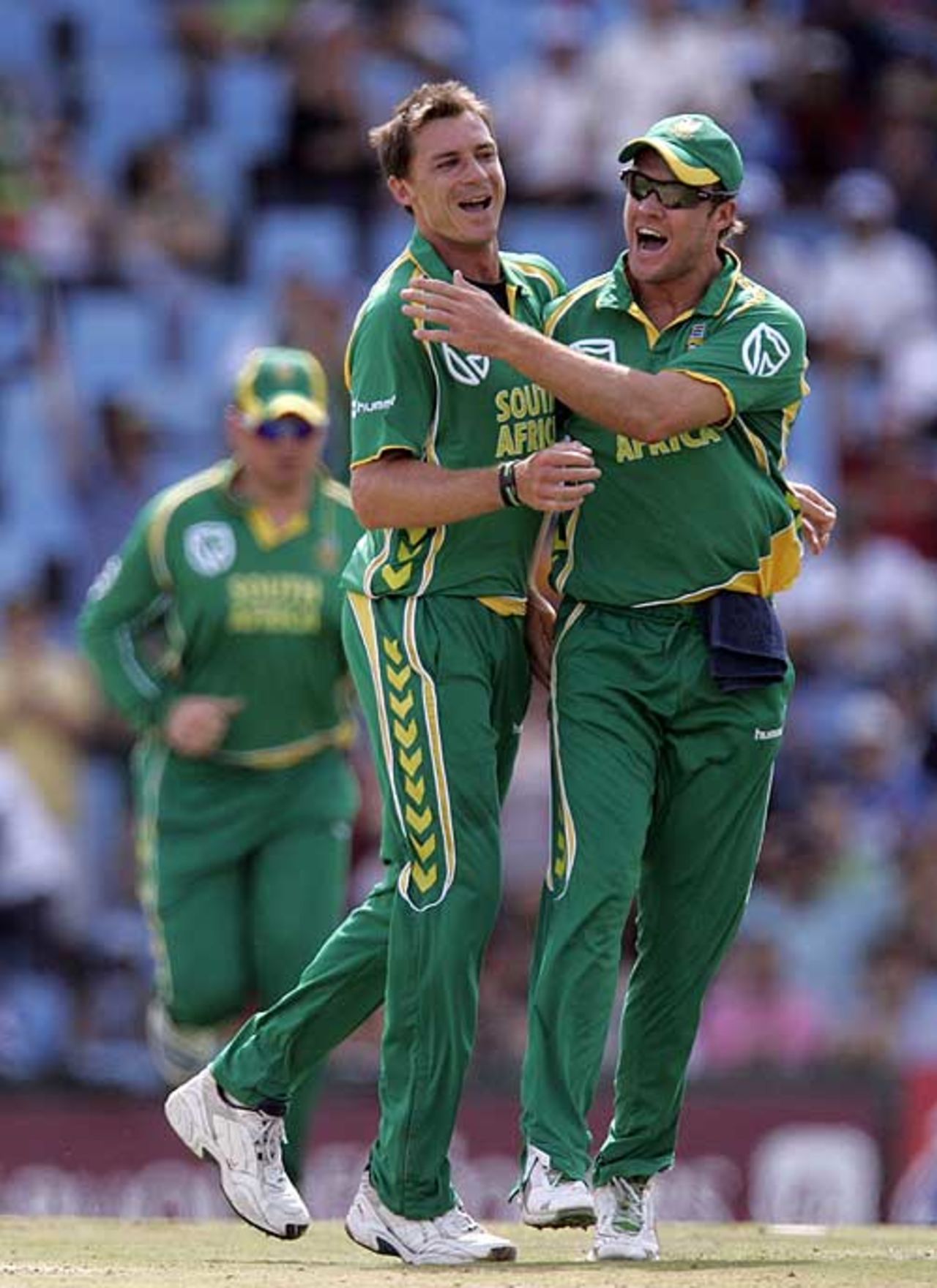 Dale Steyn and AB de Villiers celebrate Callum Ferguson's wicket, South Africa v Australia, 2nd ODI, Centurion, April 5, 2009 