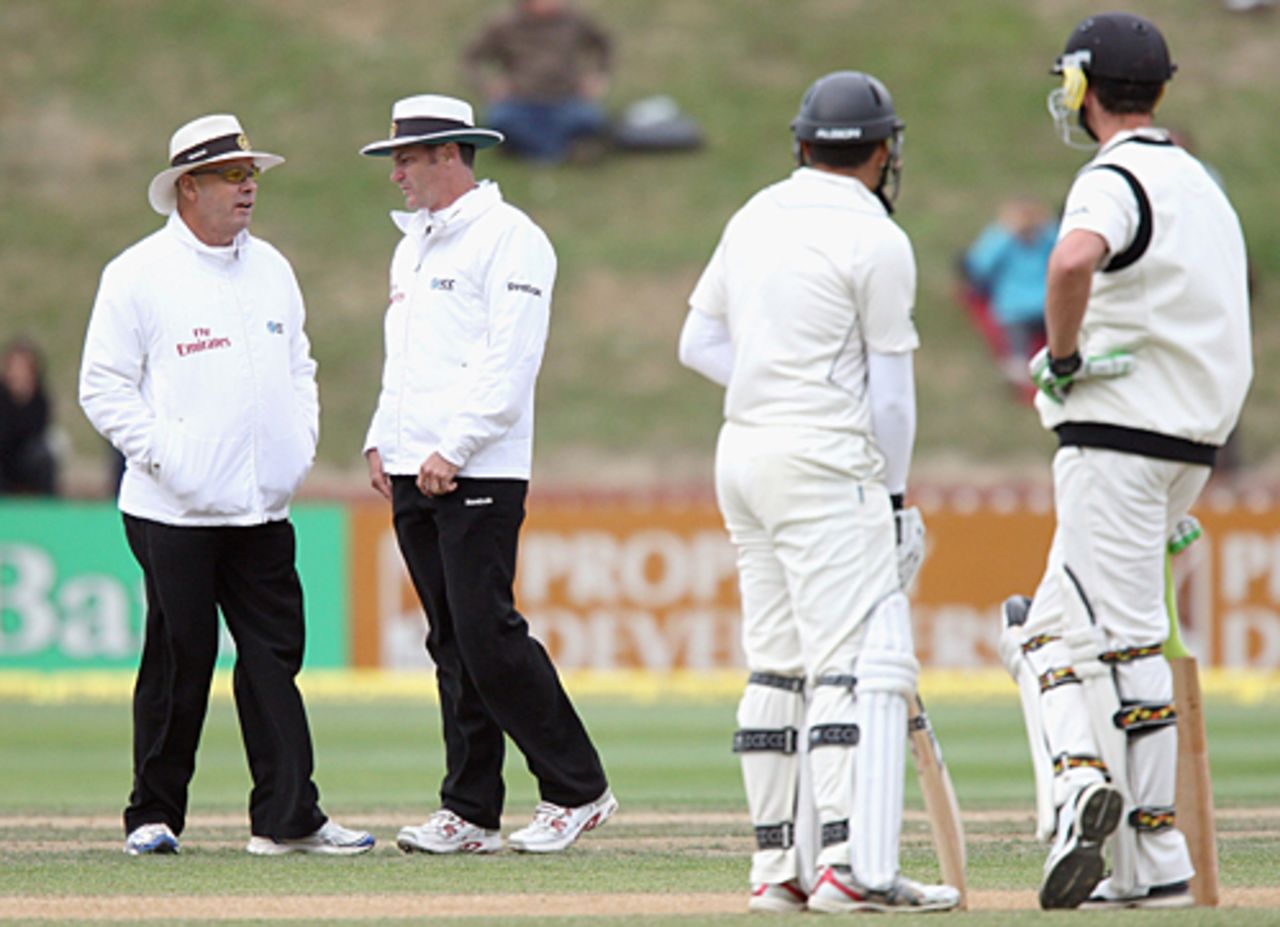 The umpires look concerned about the light, New Zealand v India, 3rd Test, Wellington, 4th day, April 6, 2009