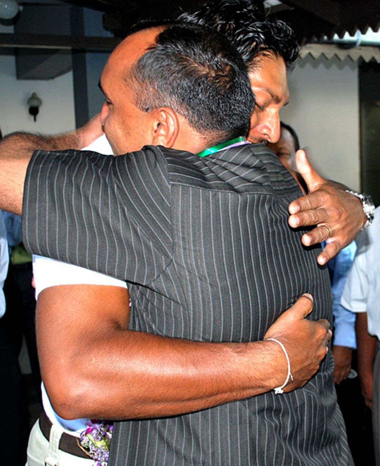 Kumar Sangakkara hugs Meher Khalil, the Sri Lankan team bus driver during their tour of Pakistan, Colombo, April 6, 2009