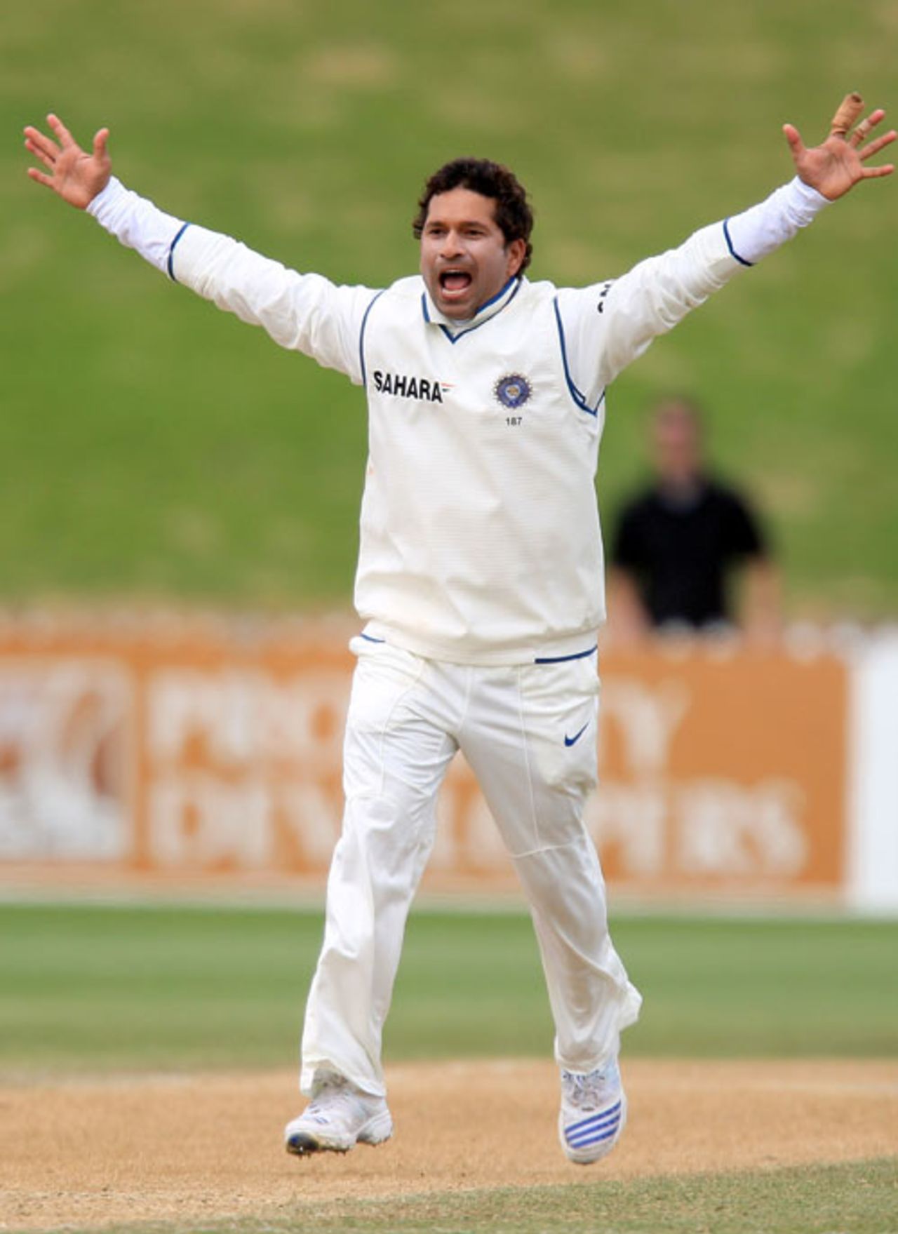 Sachin Tendulkar got two quick wickets in the morning session, New Zealand v India, 3rd Test, Wellington, 5th day, April 7, 2009